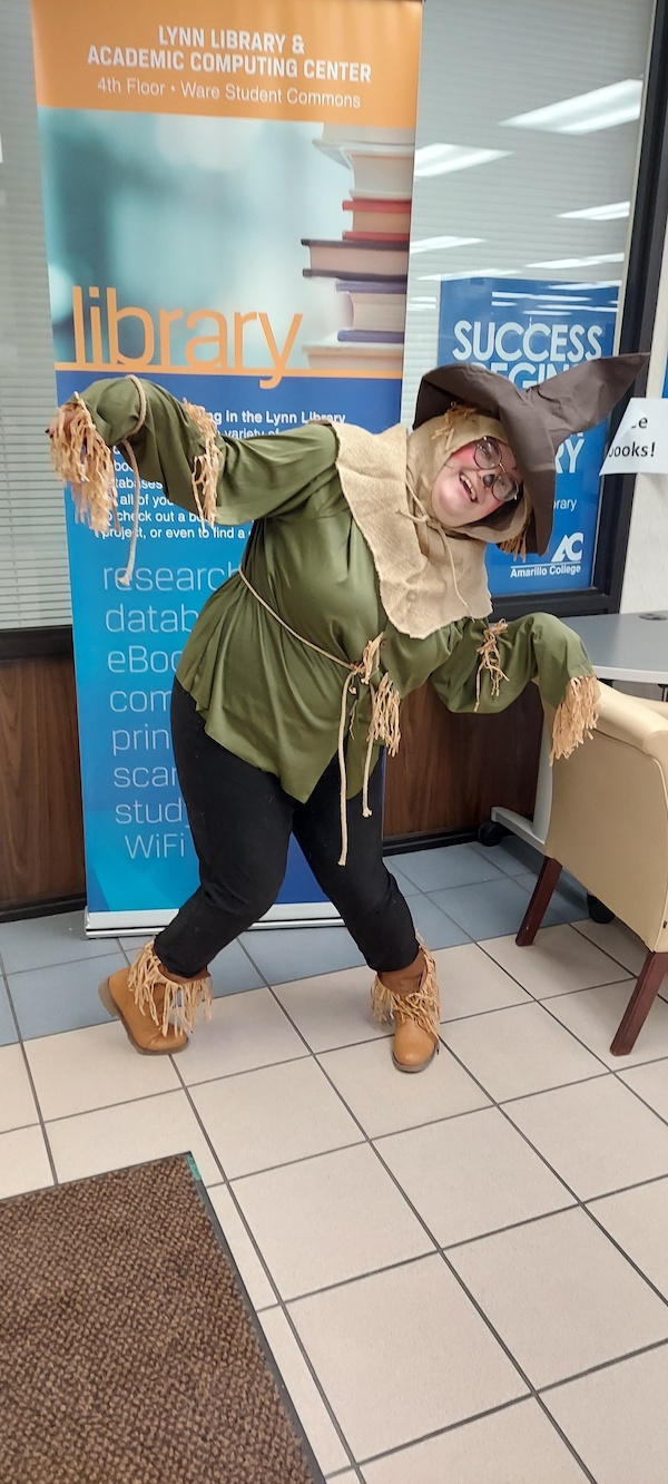 Hanna Homfeld as Scarecrow